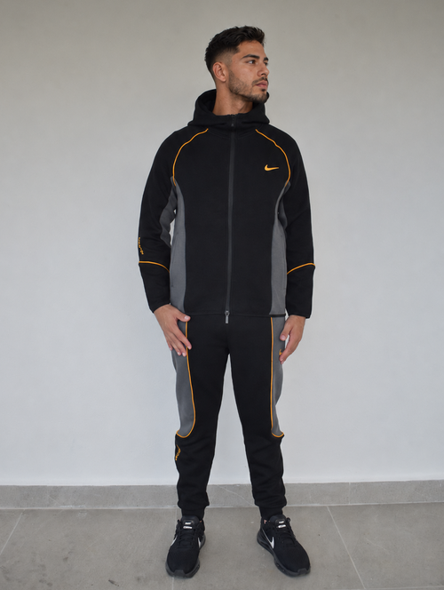 Conjunto Nike x NOCTA negro con línea amarilla de SOUTH, vista principal