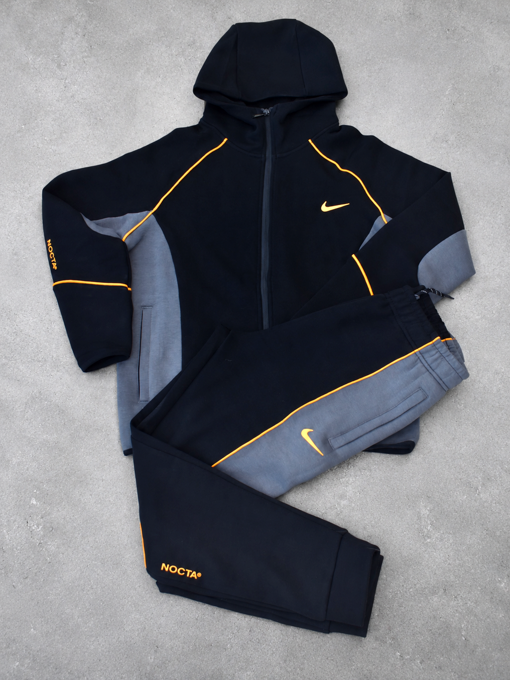 Conjunto Nike x NOCTA negro con línea amarilla de SOUTH, segunda vista