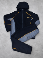 Conjunto Nike x NOCTA negro con línea amarilla de SOUTH, segunda vista