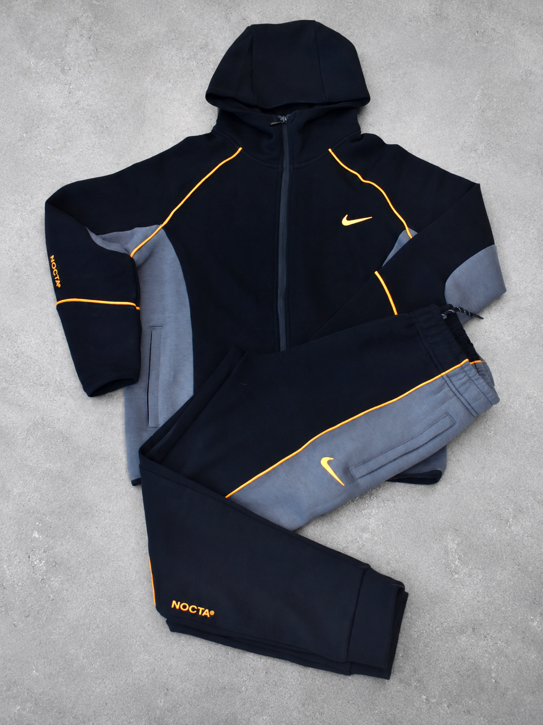 Conjunto Nike x NOCTA negro con línea amarilla de SOUTH, segunda vista