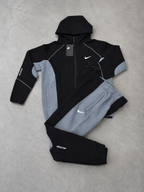 Conjunto Nike x NOCTA negro con línea gris de SOUTH, segunda vista