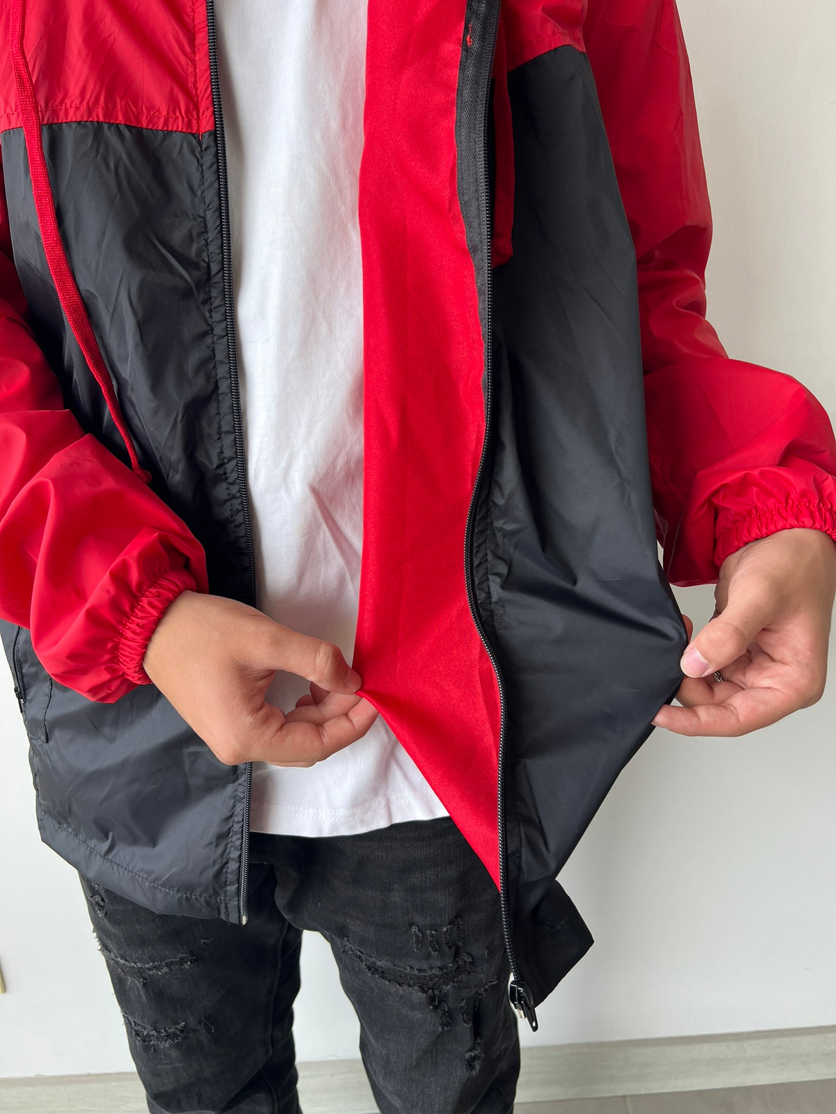 Chaqueta cortavientos SOUTH roja con negro, detalle de la prenda