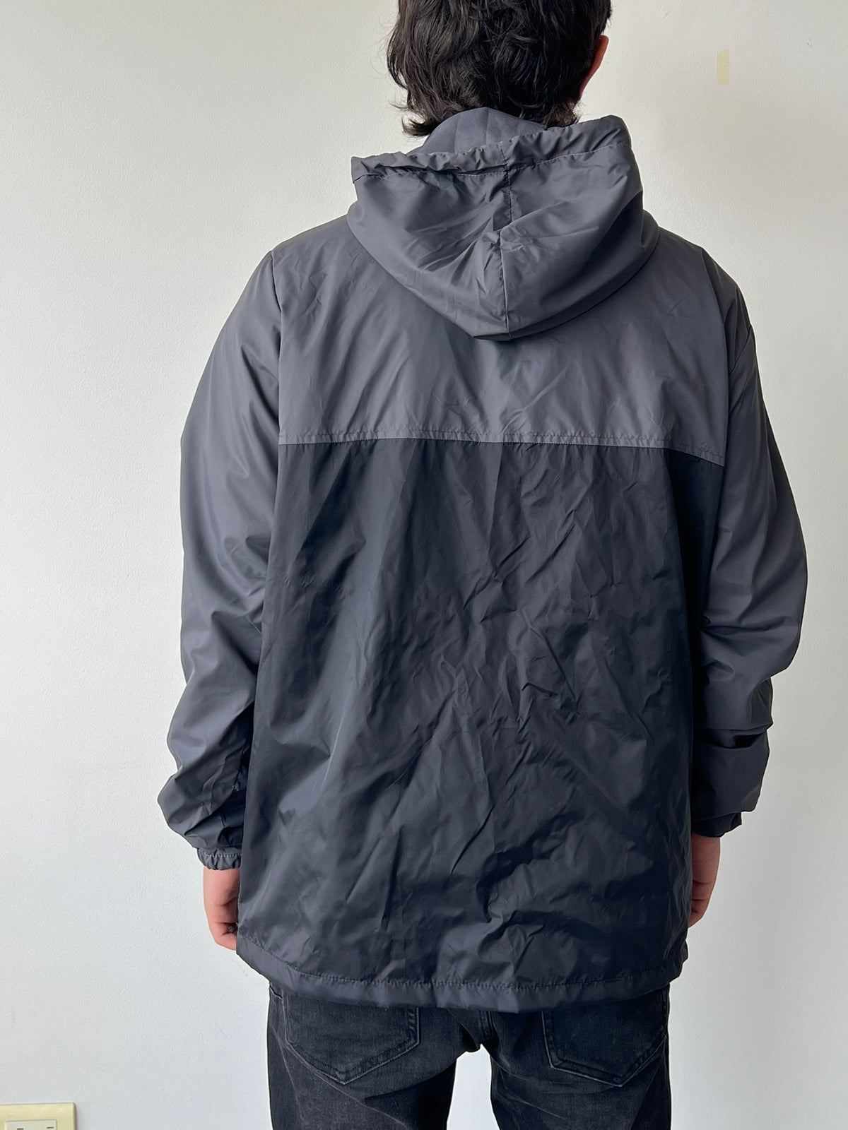 Chaqueta cortavientos SOUTH gris con negro, detalle adicional