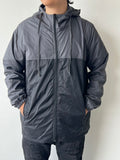 Chaqueta cortavientos SOUTH gris con negro, detalle de bolsillo y puño