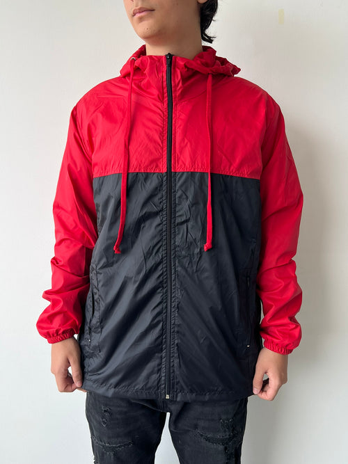 Chaqueta cortavientos SOUTH roja con negro, vista de espalda